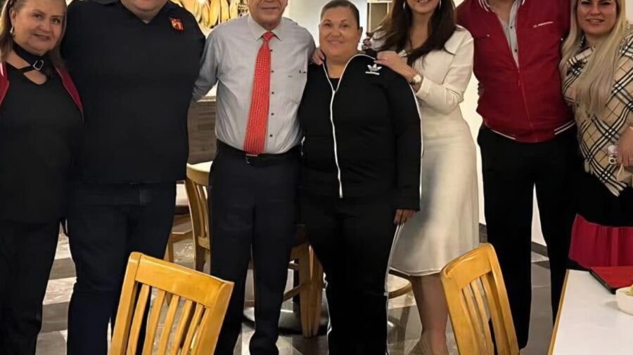 Jorge Iván ‘Yuro’ Luna Sugich y asistentes posan durante un encuentro político en Hermosillo